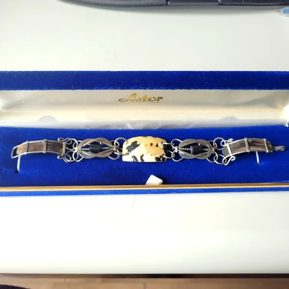 Silver tone bracelet with shells - Picture 3 of 7